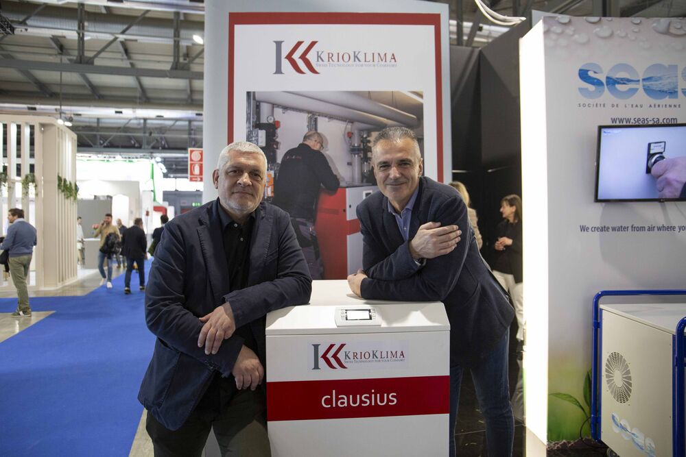 Krioklima setzt mit der Sole/Wasser-Wärmepumpe «Clausius» auf ein Premiumprodukt aus Spanien. Im Bild von links, Adrian Evangelista (Leiter Technik) und Leonardo Puppi (Verkauf). (Foto: Andreas Widmer)